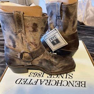 NIB Frye Harness 8R chocolate distressed 💕🎁😍